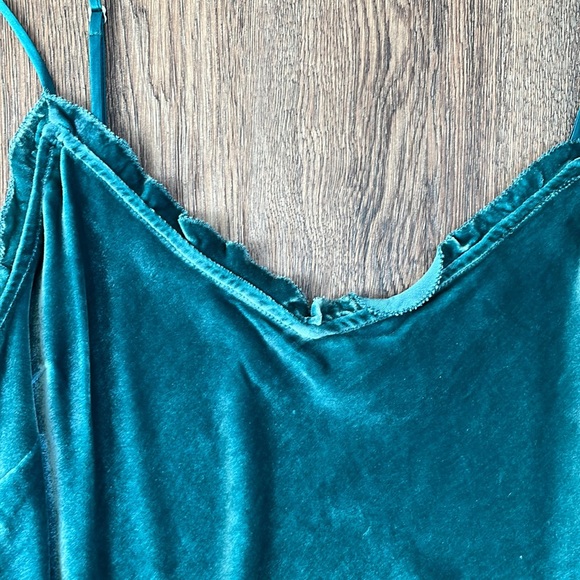 Wilfred Aritzia Tank top, looks great for work or a night out. - Picture 2 of 3